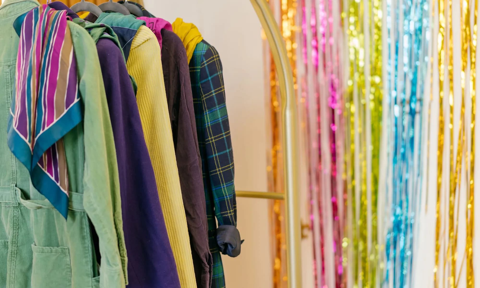 Arara de roupas coloridas